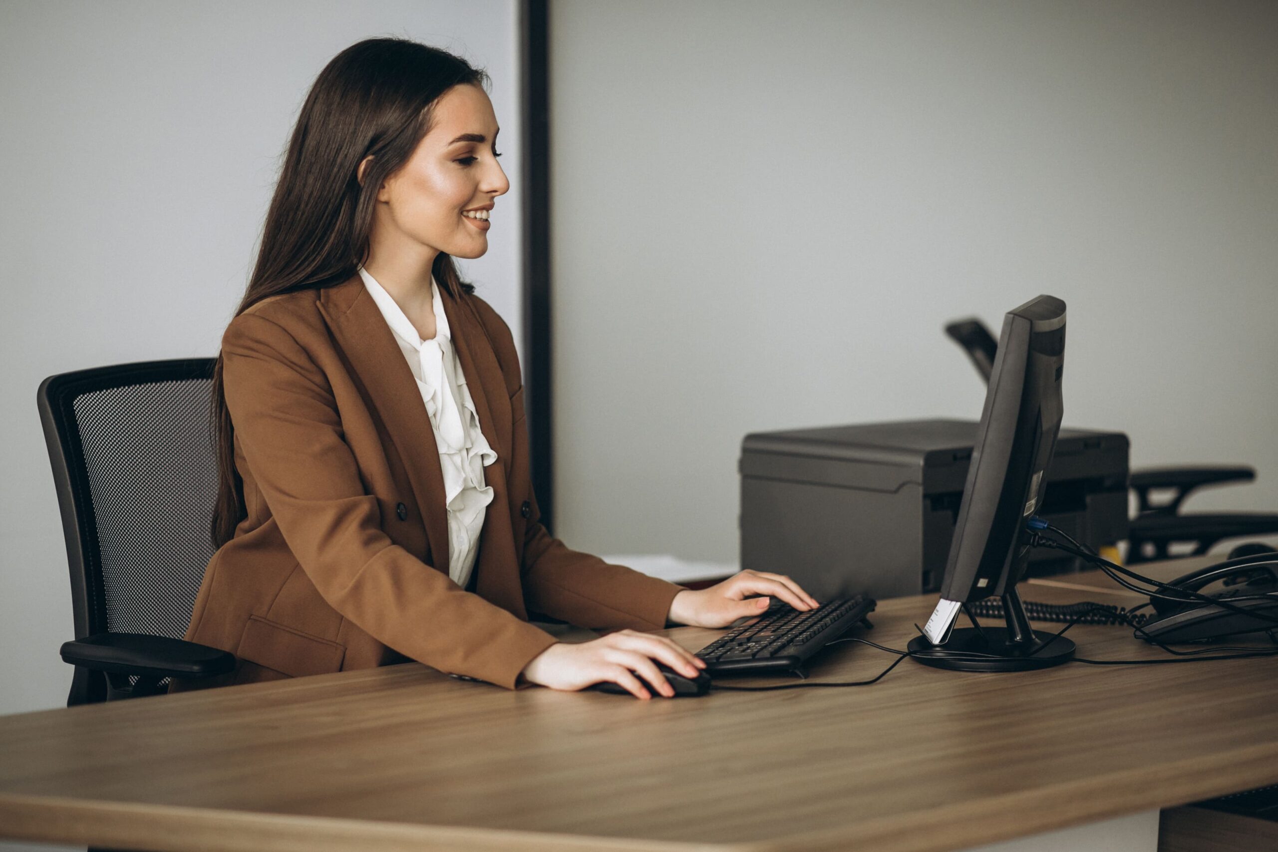 young business woman working laptop office (1)